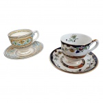 Duas xícaras em porcelana com policromia para café.
