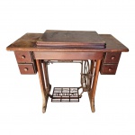 Antiga máquina de costura com gabinete,  marca Singer. Funcionamento desconhecido. Med. Alt. 78, 86 x 41cm.