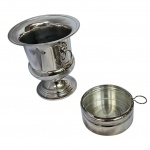 Duas peças em metal espessurado a prata, sendo uma geleira estilo Médici, laterais ornadas com cara de leão em aldrava entre os dentes, marcado na base Bellini e porta garrafa com suporte para rolha. Alt. 17cm x 16cm e 10cm diam. Interno.
