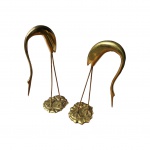 Par de garças em metal dourado, etiquetado na base magazine Gelli, apresenta desgaste. Med. Alt. 26 e 25cm.