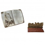 Enfeite de parede representando oração do Pai Nosso em gesso, apresenta bicados e uma santa ceia em metal e base em madeira. Med. 15x19 cm e 7x10x15cm