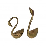 Par de ganso em metal dourado, apresenta desgastes. Med. Alt. 20 a 16cm.