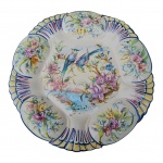 Prato decorativo de parede com policromia representando aves e flores assinado e datado El Salvador 90. Med. 28cmm diam.