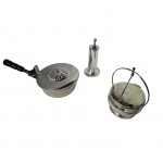 Três peças em metal espessurado a prata sendo: Cata migalha com cabo em madeira, falta a vassourinha, um paliteiro e uma queijeira. Alt. 6cm e 26cm comp.