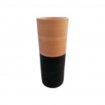 Vaso cilíndrico em terracota bicolor, Alt. 41cm e 16cm diam.
