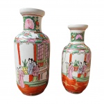 Dois vasos em porcelana oriental policromada e decorada com figuras ao gosto ` Família Rosa`, peças marcadas na base. Med. Alt. 22x10 e 19x8cm.