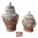 Dois potiches em porcelana oriental policromada e decorada com figuras ao gosto ` Família Rosa`, peças marcadas na base. Med.  21x12cm e 15x10cm.
