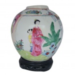 Vaso em porcelana oriental policromada e decorada com figuras ao gosto ` Família Rosa`, peça marcada na base. Med. 14 x 13cm