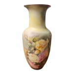 Vaso em porcelana branca com fundo creme decorado com flores pintado a mão com fio dourado na borda. Med. Alt. 26cm, 12cm diam.