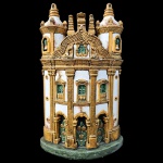 Decorativa fachada em gesso representando igreja Nossa Senhora do Rosário - Ouro Preto. Apresenta lascado e parte colada. Med. Alt. 30 x 18cm.