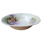 Travessa circular em porcelana branca bordas onduladas policromia decorada com flores. Med. Alt. 7cm e 23cm diam.