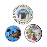 Terno de pratos decorativos em porcelana representando lembranças das cidades de Caxambu, Aracaju e Natal. Med. Diam. 23cm a 17cm 