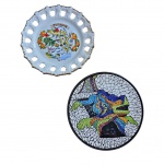 Dois pratos decorativos em porcelana representando lembranças das cidades Florida e Espanha. Med. Diam. 18cm 
