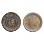 Dois pratos em metal dourado com motivos egípcios, Med. 19cm diam.