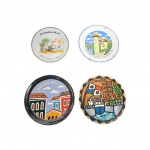 Quatro pratos decorativos sendo dois em porcelana, um em cerâmica e um em madeira com temas diversos, med. Diam. 16 a 13cm 