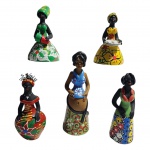 Cinco esculturas em barro representando mulheres, com policromia em cores vibrantes. Med. alt. 15cm a 10cm.