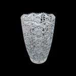 Belo Vaso em cristal lapidação estrela com bordas onduladas e serrilhadas. Alt. 22cm, 14cm diam.