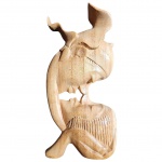 Escultório esculpida em madeira representando Rama Sita - Amor Eterno, casal simbolo da mitologia Hindú, remete à evolução dos relacionamentos, seja no âmbito pessoal ou amoroso. Med. Alt. 25, 7 x 12cm.