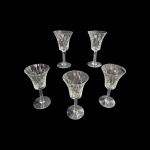Cinco taças em demi cristal para vinho lapidada em ramos, Med. Alt. 17cm, diam. 9cm.