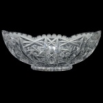 Centro de mesa em cristal lapidado, formato oval e bordas serrilhadas. Med. Alt. 12, 17 x31cm