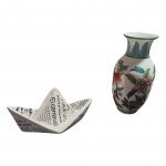 Duas peças decorativas sendo um vaso em porcelana pintado a mão e um barquinho em cerâmica estilo dobradura. Med. Alt 15x 8cm e 8x7x14cm