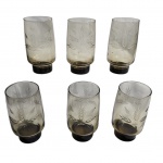 Seis copos long drink em vidro cor fumê lapidação em ramagem. Med. 14cm alt.