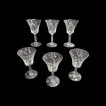 Seis taças em demi cristal para vinho lapidada em ramos, Med. Alt. 15cm, diam. 8cm.