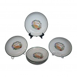 Conjunto em porcelana para spaghetti decorada com legumes e borda com friso verde, composto de uma travessa circular e seis bowls, med. 28 a 21 cm diam.