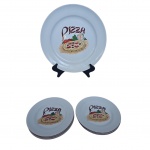 Conjunto em porcelana Schmidt para servir pizza com decoração ao centro, composto de uma travessa circular e seis pratinhos, med. 30 a 19 cm diam.