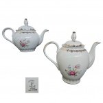 Dois bules em porcelana branca, marca Steatita, decoração floral guirlanda e frisos dourados. Apresenta restauro na pega do bule maior. Med. Maior alt. 22cm x 13cm e menor 18cm x 13cm