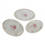 Quatro travessas ovais em porcelana marca Steatita sendo uma alta, decoração floral e douração, a travessa maior apresenta lascado na parte debaixo. Med. Travessa maior 36x24cm, travessa alta 6x19x27cm