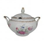 Sopeira em porcelana branca, marca Steatita, decoração floral guirlanda e frisos dourados. Apresenta dois bicados na borda. Med. Alt. 20cm, diam. 22cm