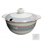 Bela Sopeira em porcelana manufatura Schmidt - Voyage, marcada na base com policromia em faixa na cor azul decorada com floral e frisos em ouro. Med. Alt. 16cm x diam. 23cm. 