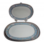 Terno de travessas ovais em porcelana manufatura Schmidt - Voyage, marcada na base com policromia em faixa na cor azul decorada com floral e frisos em ouro. Med. Maior 36cm x 23cm, menor 29cm x 19cm. 