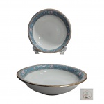 Par de travessas circulares em porcelana manufatura Schmidt - Voyage, marcada na base com policromia em faixa na cor azul decorada com floral e frisos em ouro. Med.Alt. 6cm, diam. 24cm.