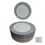 Dez pratos principais em porcelana manufatura Schmidt - Voyage, marcada na base com policromia em faixa na cor azul decorada com floral e frisos em ouro. Med. diam. 26cm.