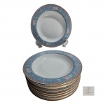 Dez pratos de sopa em porcelana manufatura Schmidt - Voyage, marcada na base com policromia em faixa na cor azul decorada com floral e frisos em ouro. Med. diam. 24cm.