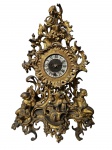 Relógio de mesa Art-Nouveau em bronze ormulu - decorado com querubins - mostrador em metal com algarismos romanos pintados- França - Séc. XIX. Med. 50x39x18 cm. Funcionamento desconhecido e não possui chave. Desgastes.