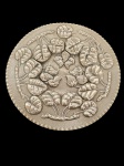 Medalhão de parede em metal prateado decorado com frutas e folhas em alto relevo, bordas serrilhadas. Marcado Boliviano no verso. Med.: 31cm diam.