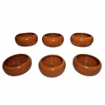 Seis cumbucas em cerâmica na tonalidade marrom para feijoada. Med. Alt. 6cm, diam. 12cm.