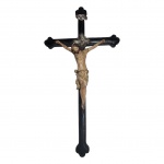 Antigo e belo crucifixo de pousar, produzido em madeira, com resplendor e placa em prata, século XIX. Med. 66x35 cm. Desgastes e faltas.