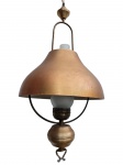 Lustre em metal dourado para uma lâmpada, estilo lampião, acompanha manga de vidro fosco, Peça apresentando marcas pelo tempo de uso. Acompanha canapé. Med. 69x35 cm.