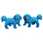 Par de Cães de Fó em porcelana Chinesa em tons de azul turquesa, um apresenta restauro. Med.: Alt. 5, comp. 8cm.
