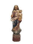 Arte Sacra - Escultório em madeira representando Nossa Senhora da Apresentação, resquício de policromia, falta uma mão e os pés da criança. Med.: Alt. 21cm, base 5x5cm.