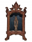 ARTE SACRA - Antigo oratório em madeira nobre, entalhada e patinada. Vidro frontal. Apresenta em seu interior imagem em resina de Nossa Senhora. Med. 37x20x8 cm.