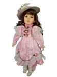 Colecionismo -Antiga boneca com mãos e rosto porcelana, pedestal em metal, com trajes típicos. Med. 39 cm.