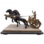 Imponente grupo escultórico de bronze, representando Guerreiro Romano sobre Biga Conduzida por 3 Cavalos, séc XIX, ao gosto Clássico da estatuaria Greco Romana, magnificamente cinzelada, apoiada sobre base em mármore rosé e negro. Assinado. Med. 23x38x24 cm.
