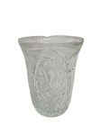 Vaso em cristal lapidado, com bordas serrilhadas e base formato estrelado. Alt. 20 cm x e diam 16cm