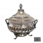 Açucareiro em metal espessurado a prata, século XIX. Cinzelado e ricamente trabalhado com goldrões e gomados, pega em pinha e pés em forma de garras. . Med. Alt. 16 cm e 12 cm diam.