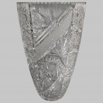 Grande vaso em cristal com bela lapidação geométria e estrelas, bordas serrilhadas. Med. Alt. 36 e diam. 22 cm.